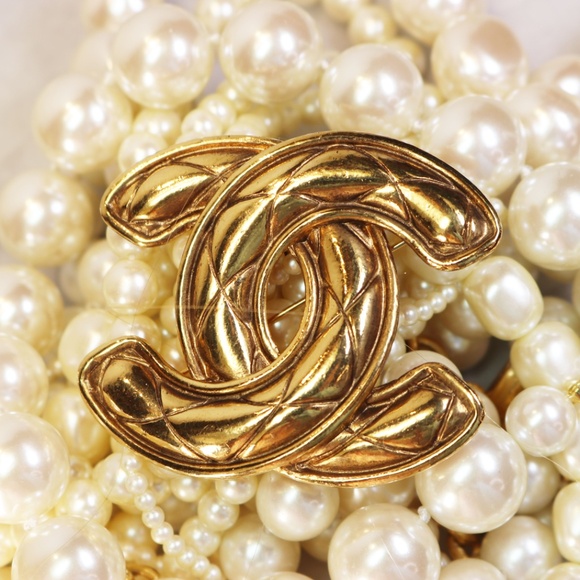 CHANEL CC Logo Quilted Matelasse Brooch Gold Auth w/Box CC Quilted Brooch - Picture 14 of 15